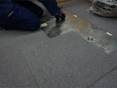 ① OAフロアでの作業