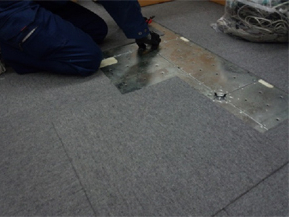 ① OAフロアでの作業